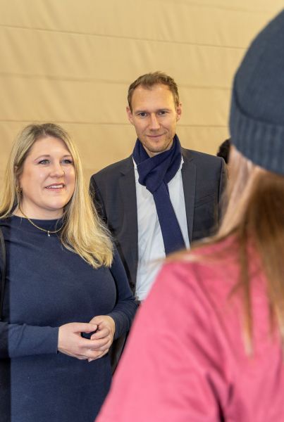Wirtschaftsdezernentin Stefanie Wüst und Bernhard Grieb, Geschäftsführer der Wirtschaftsförderung Frankfurt im angeregten Gespräch auf der Ausbildungsmesse.